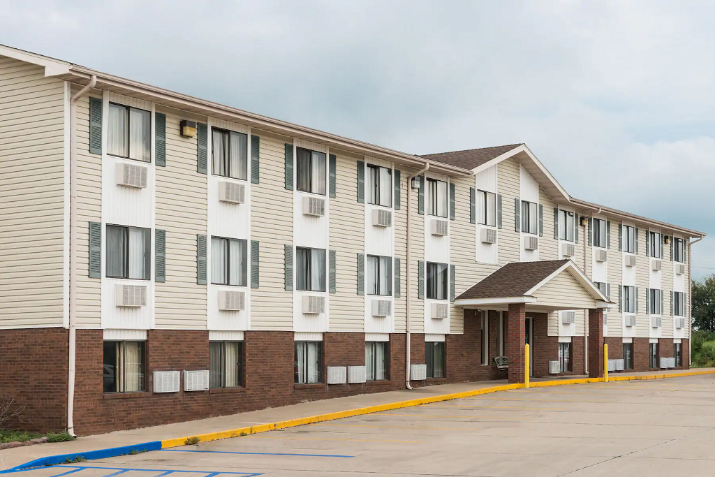 Amerihost inn & Suites Kingdom City - Exterior