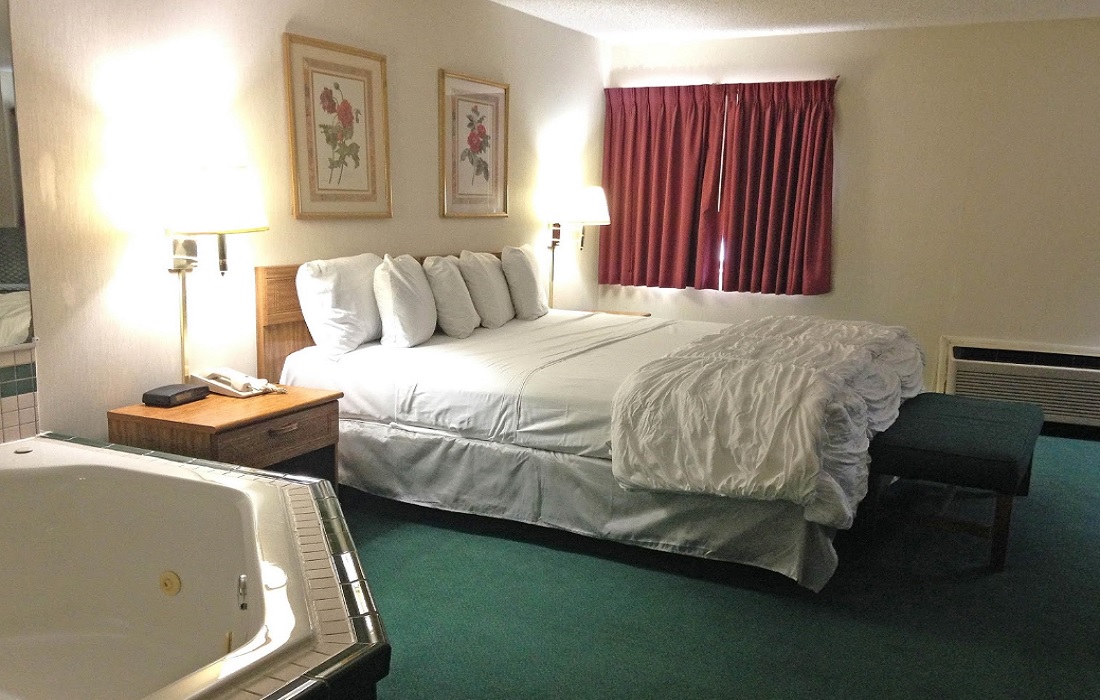 Amerihost Inn & Suites - Single Bed with Jetted Tub