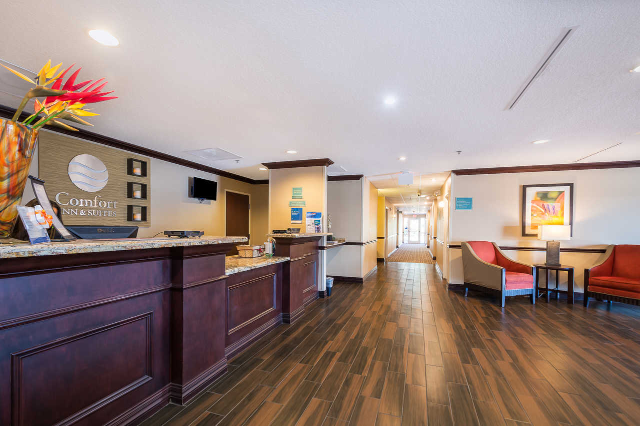 Comfort Inn & Suites Davenport - Lobby Area