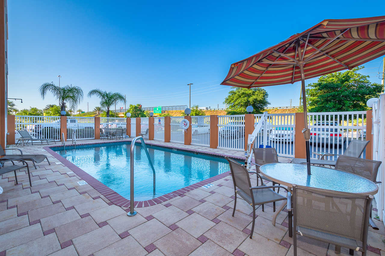 Comfort Inn & Suites Davenport - Outdoor Pool