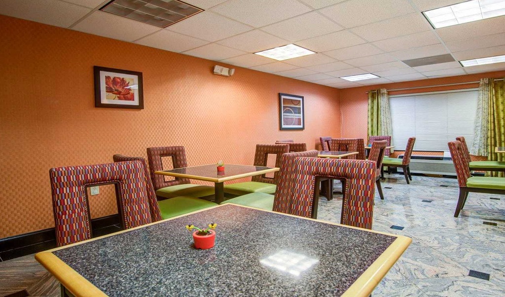 Comfort Suites Northside Hospital Gwinnett - Dining Area