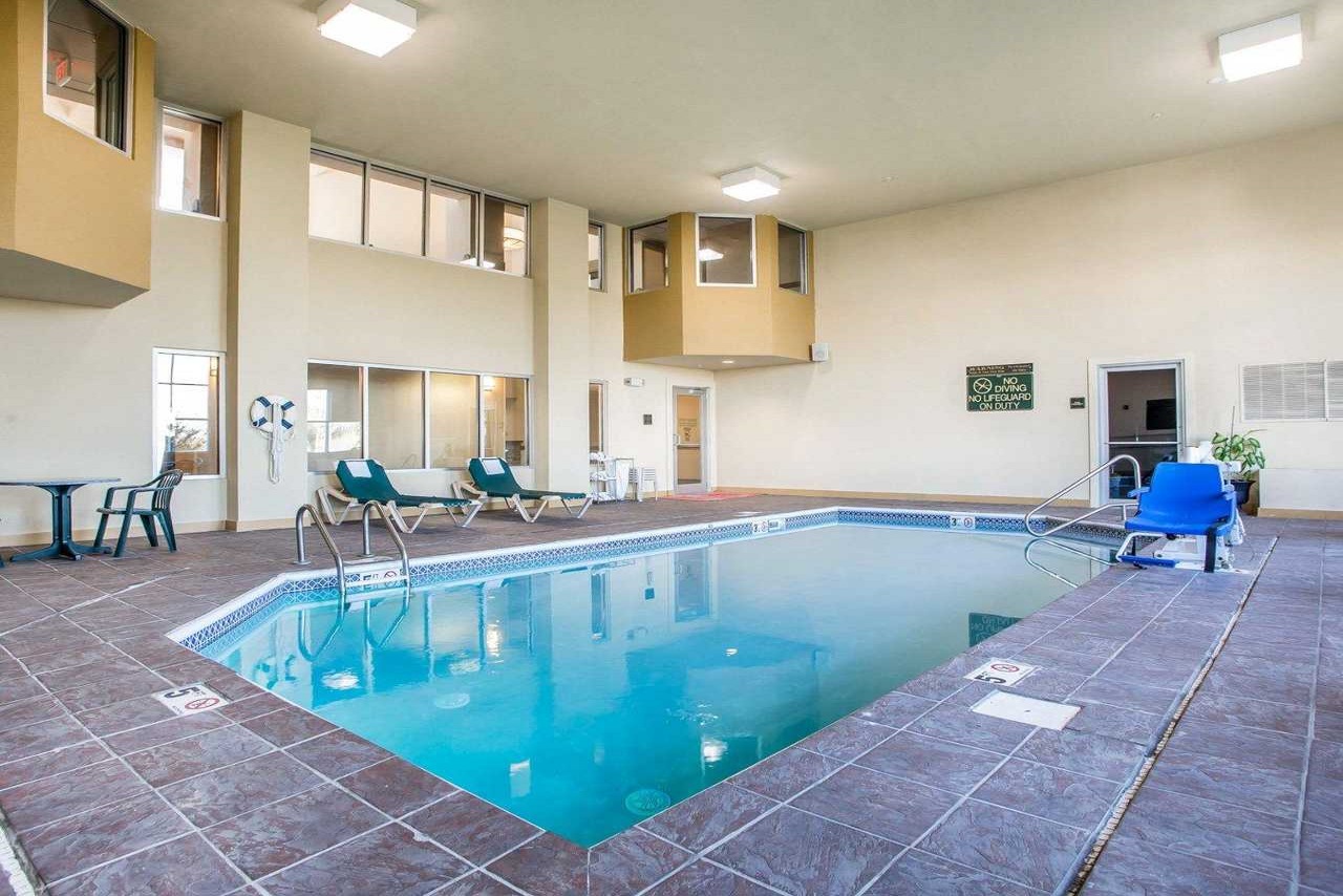 Comfort Suites Springfield - Indoor Pool