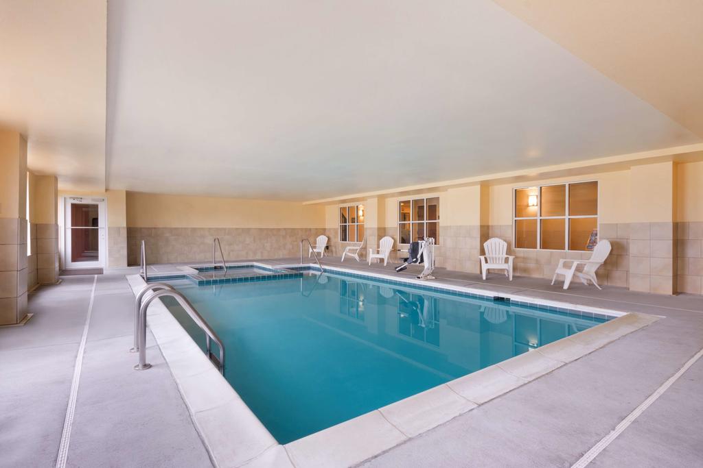 Country Inn & Suites Wytheville - Indoor Pool