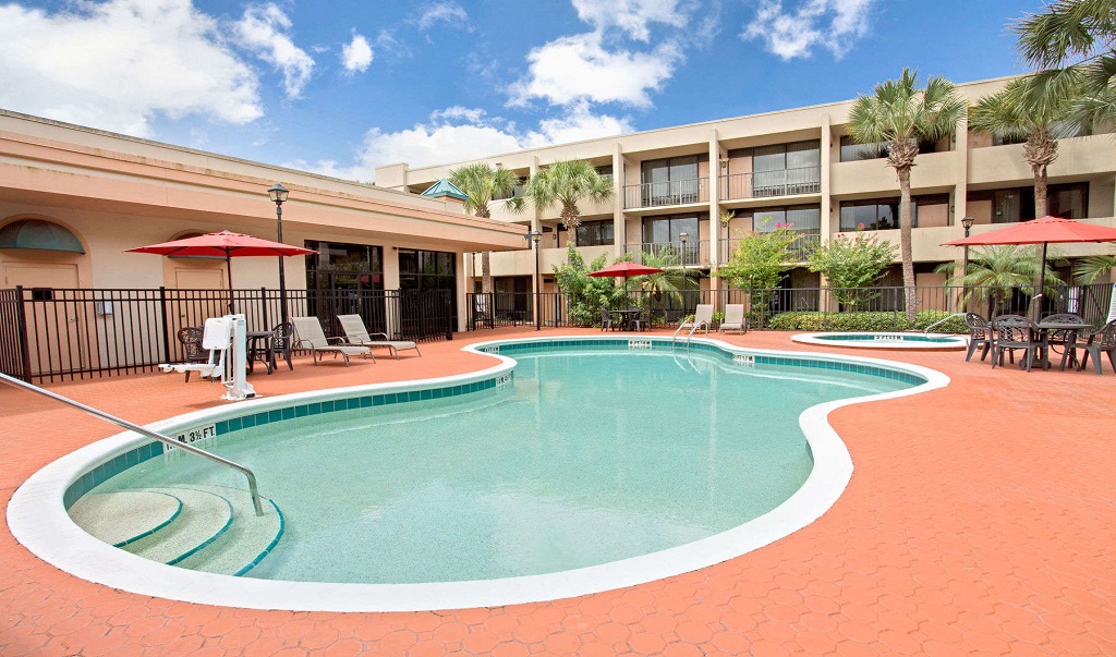 Days Inn & Suites Orlando Airport - Pool-1