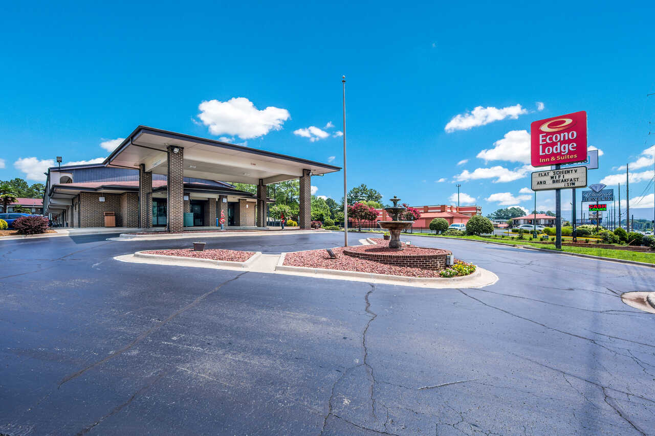 Econo Lodge Inn & Suites Huntsville - Exterior-1