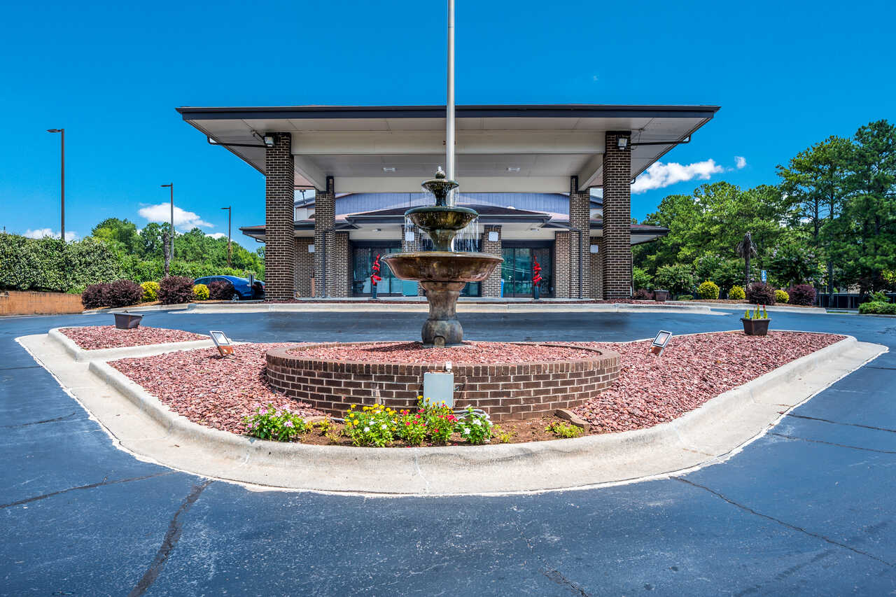 Econo Lodge Inn & Suites Huntsville - Exterior-2