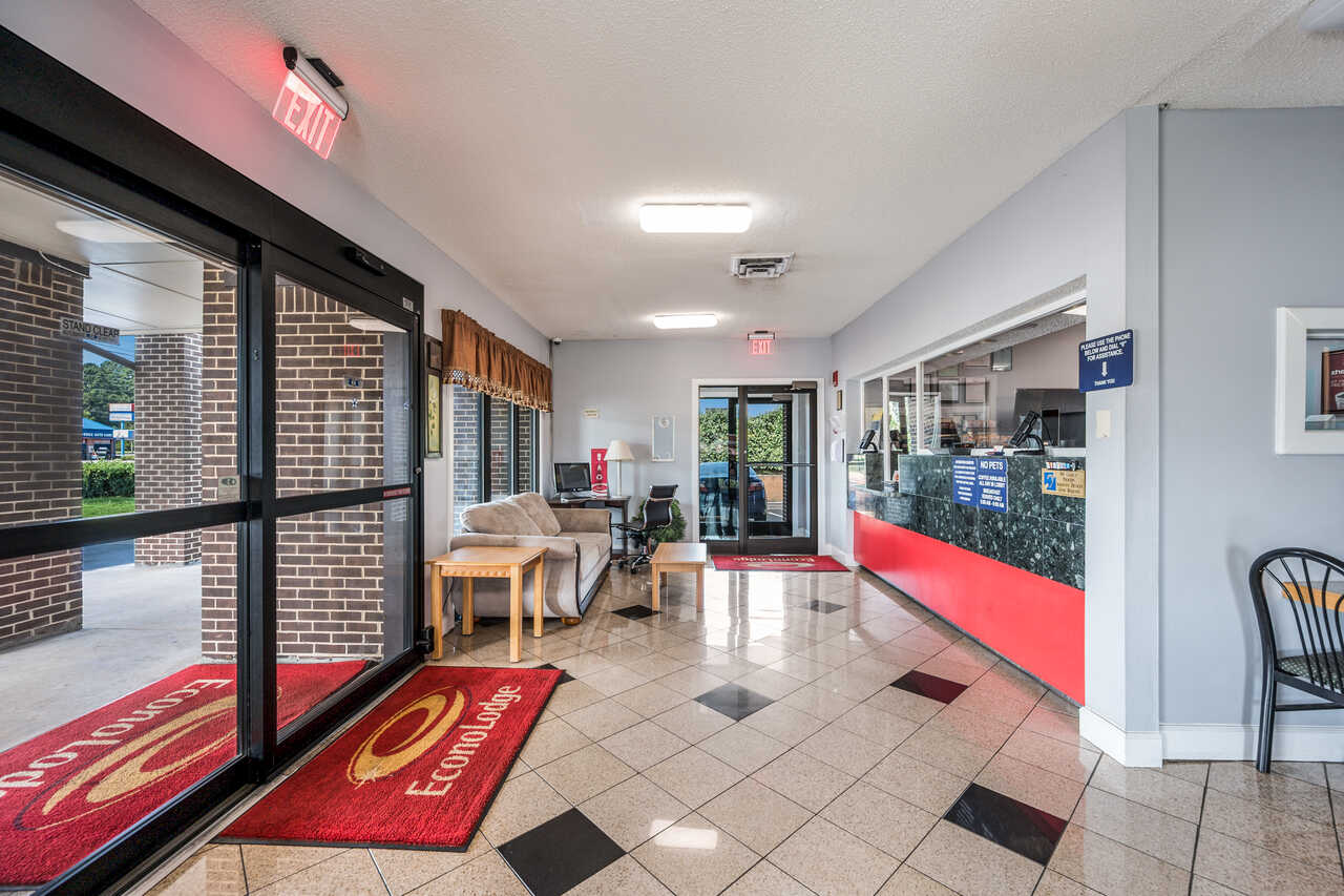 Econo Lodge Inn & Suites Huntsville - Lobby Area