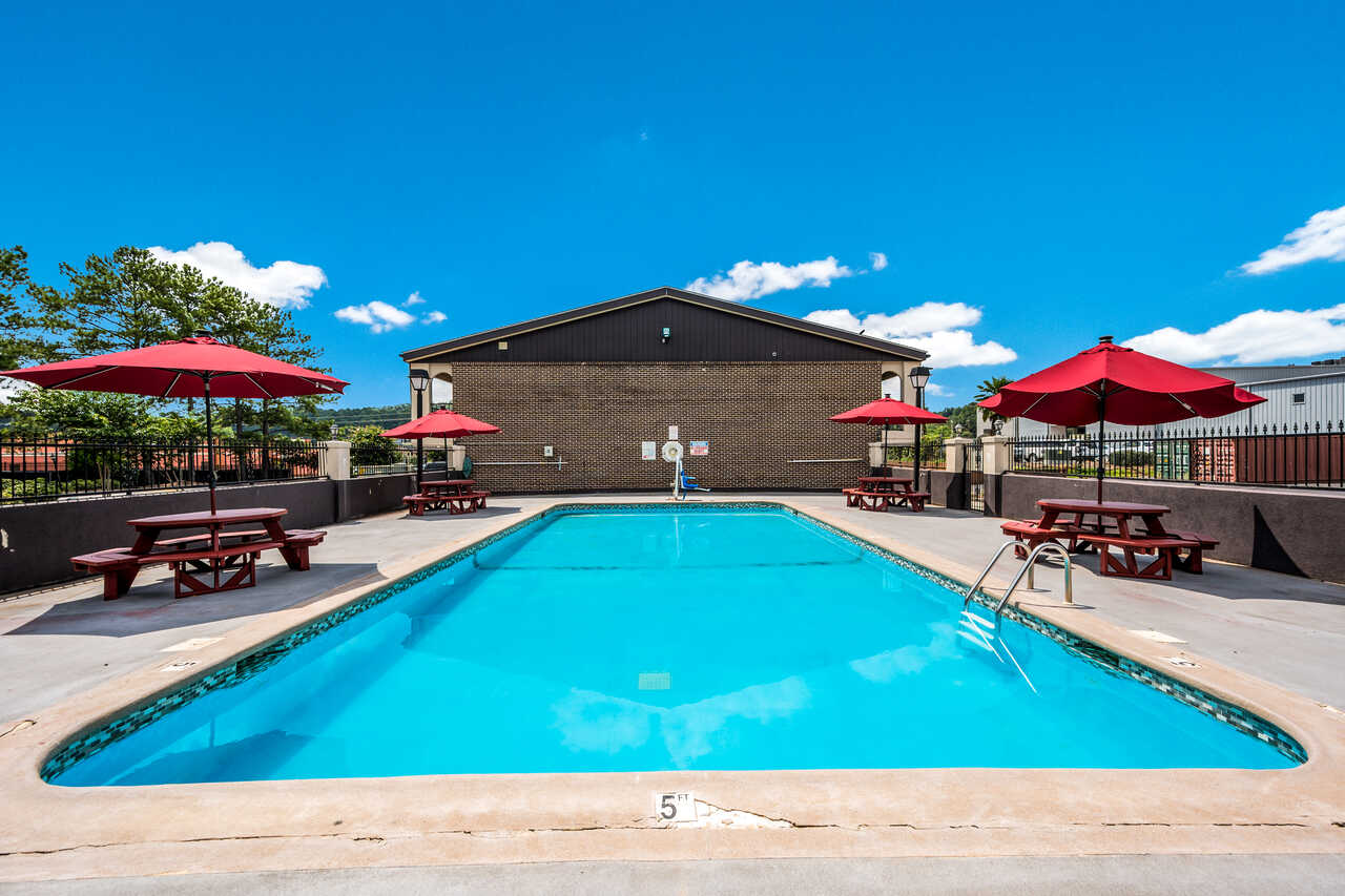 Econo Lodge Inn & Suites Huntsville - Outdoor Pool