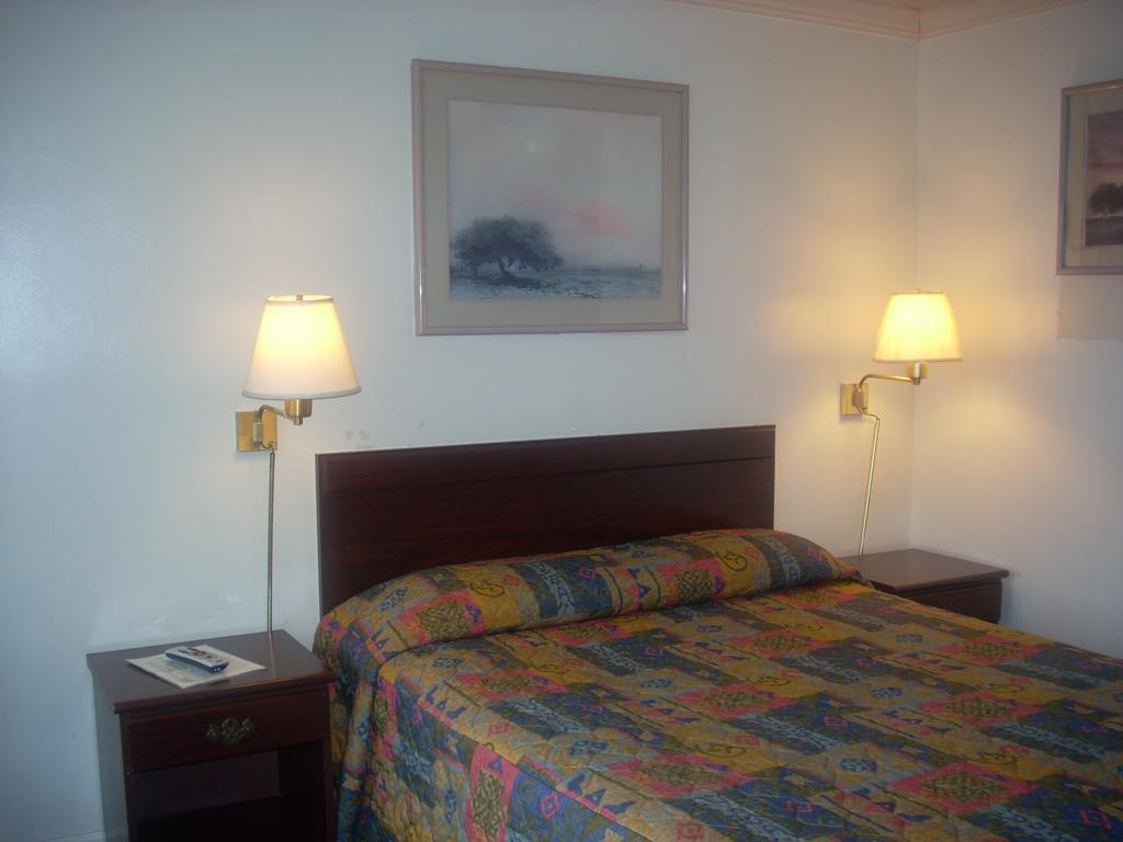 Economy Inn Seaside - Single Bed-1