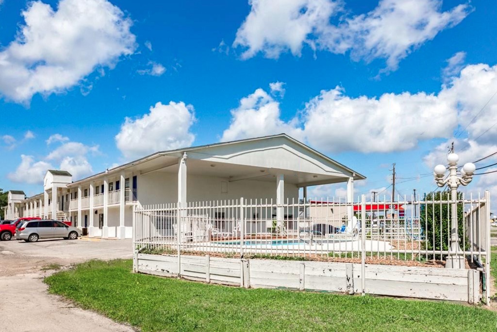 Giddings Executive Inn - Exterior