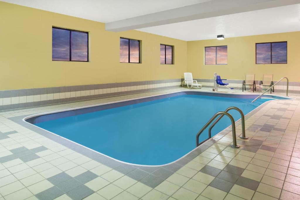 Hotel 7 Inn Anna - Indoor Pool