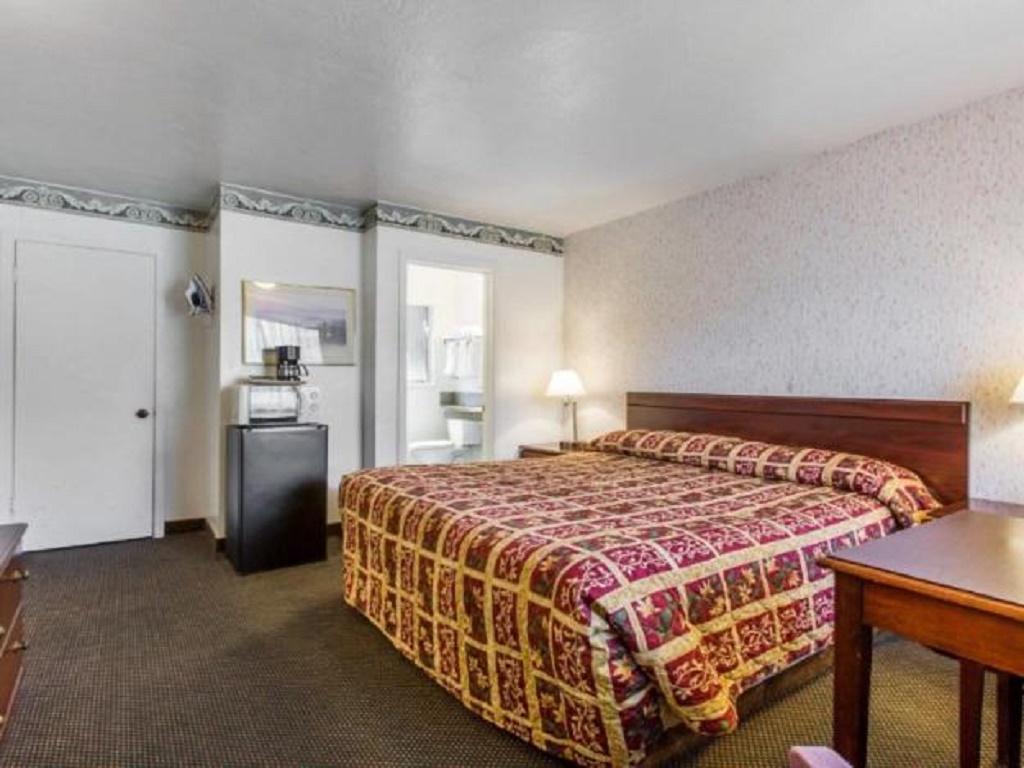 Monterey Fairgrounds Inn - Single Bed Room