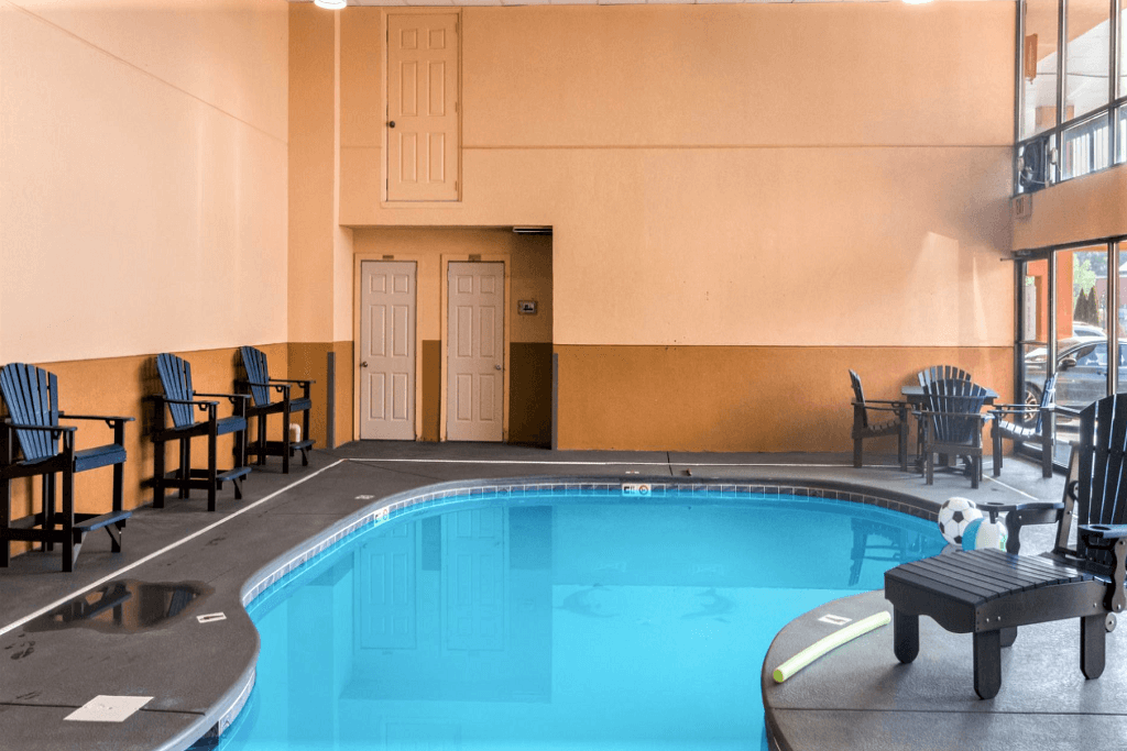Mountain Vista Inn & Suites - Indoor Pool