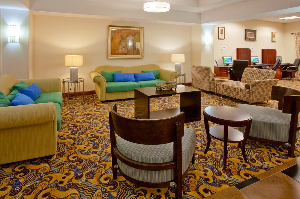 Holiday Inn Express & Suites - Lobby Lounge