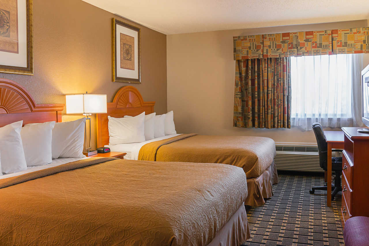 Quality Inn & Suites Detroit Metro Airport - Double Beds