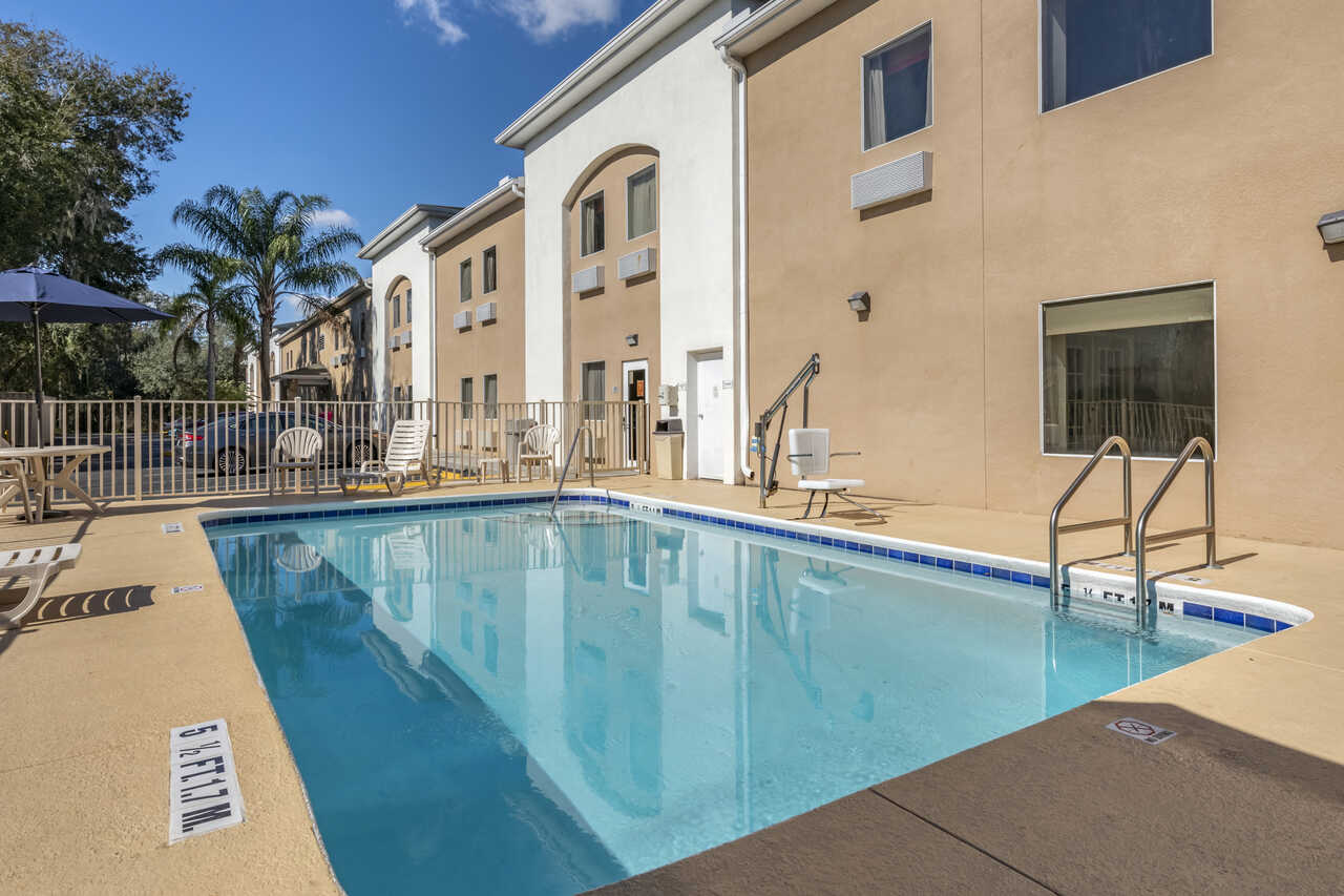 Quality Inn Zephyrhills - Outdoor Pool