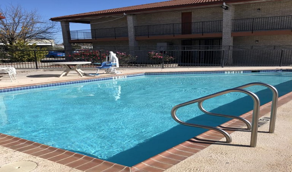 University Inn & Suites - Outdoor Pool