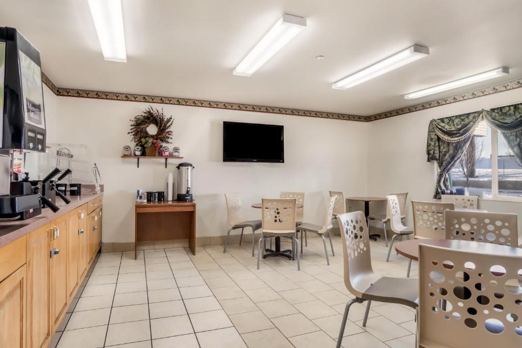 Americas Best Value Inn Green River - Breakfast Area-2