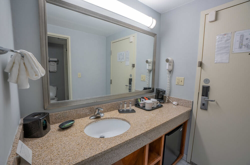 All Seasons Resort Cape Cod - Room Bathroom