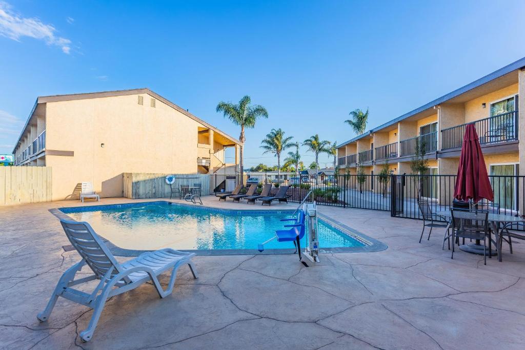 Aloha Inn - Outdoor Pool-1