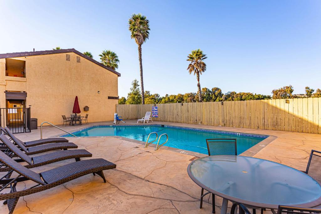 Aloha Inn - Outdoor Pool-3
