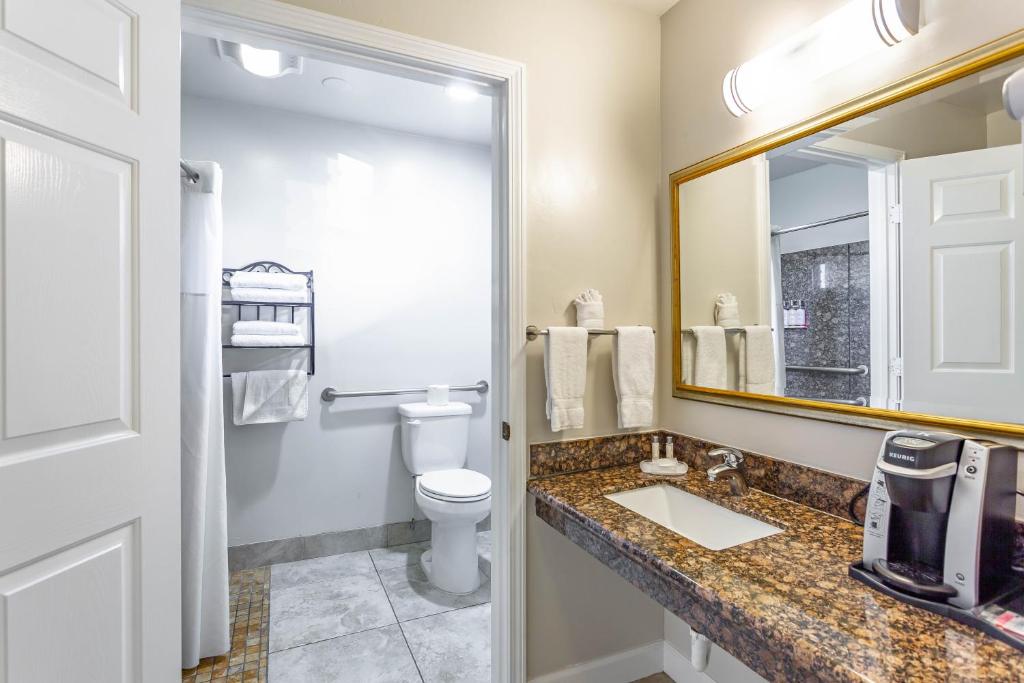 Aloha Inn - Room Bathroom