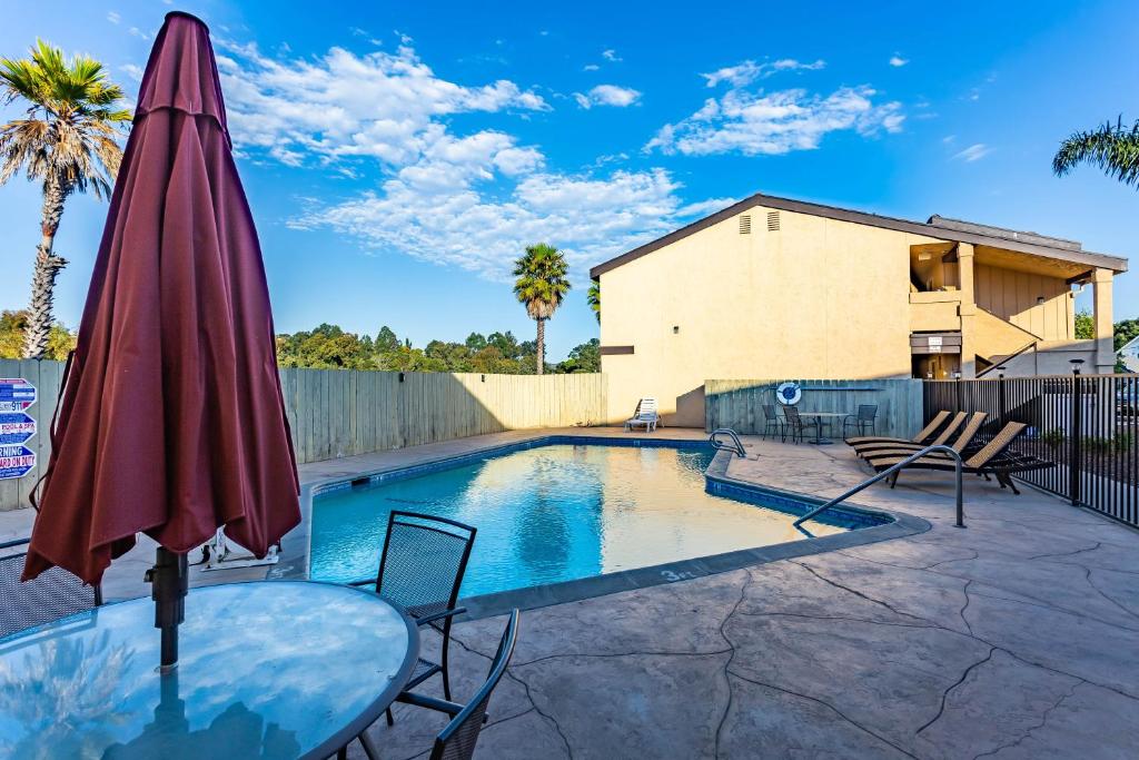 Aloha Inn - Outdoor Pool-2