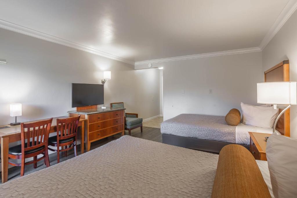 Aloha Inn - Two Double Beds Room-1
