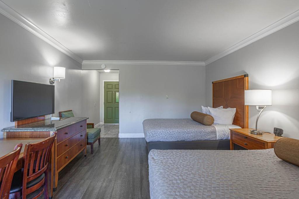 Aloha Inn - Two Double Beds Room-2