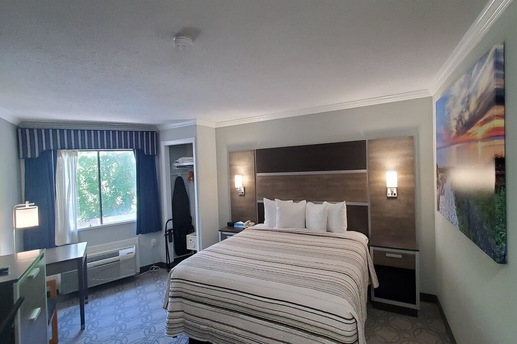 Ambassador Inn and Suites - Single Bed Room-4