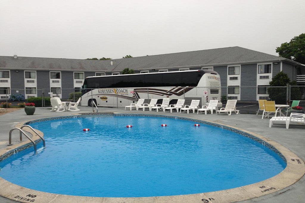 Ambassador Inn and Suites - Outdoor Pool