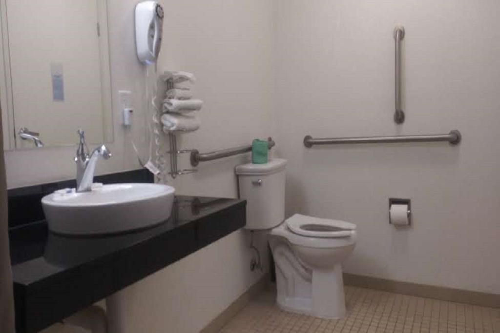 American Inn Carlisle - NKA Bathroom