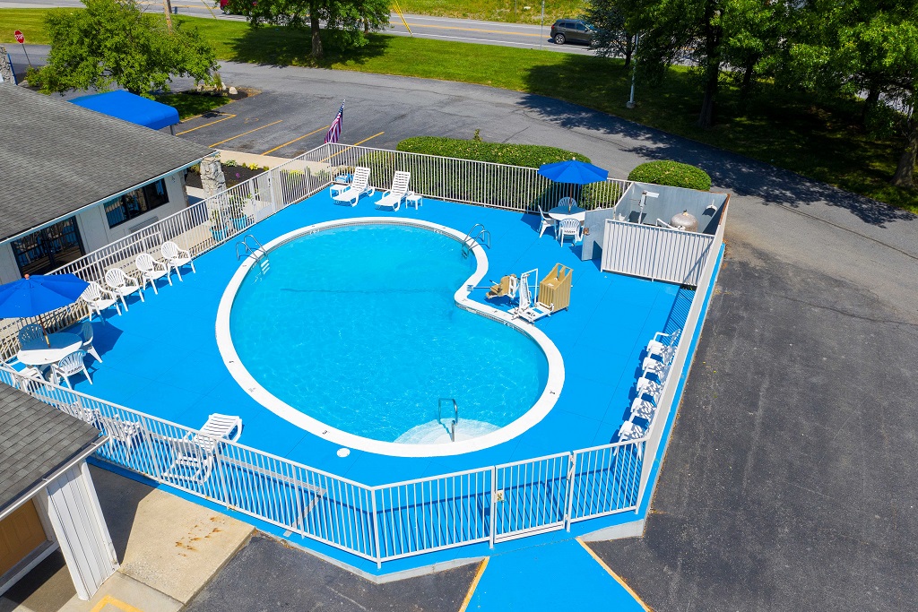 American Inn Carlisle - Outdoor Pool-3