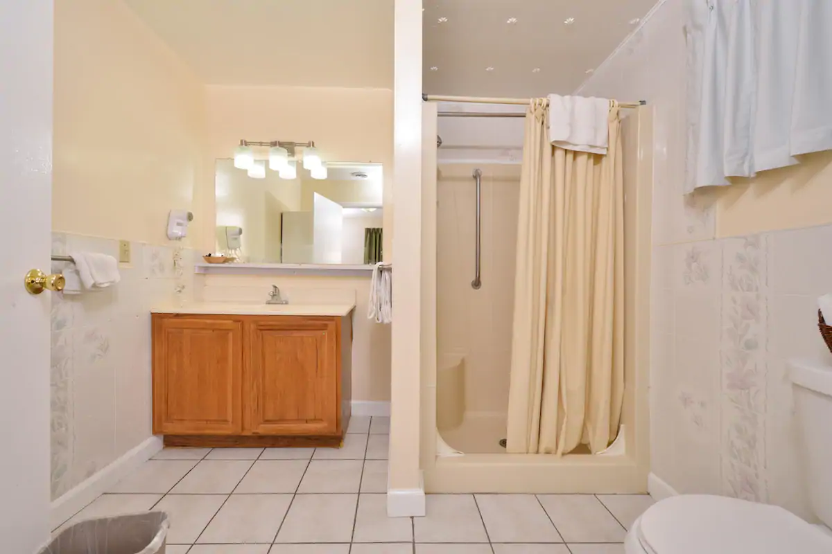 Americas Best Value Inn Jonesville - Suite Room Bathroom