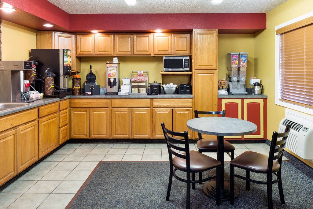 Amerihost inn & Suites Kingdom City - Breakfast Area