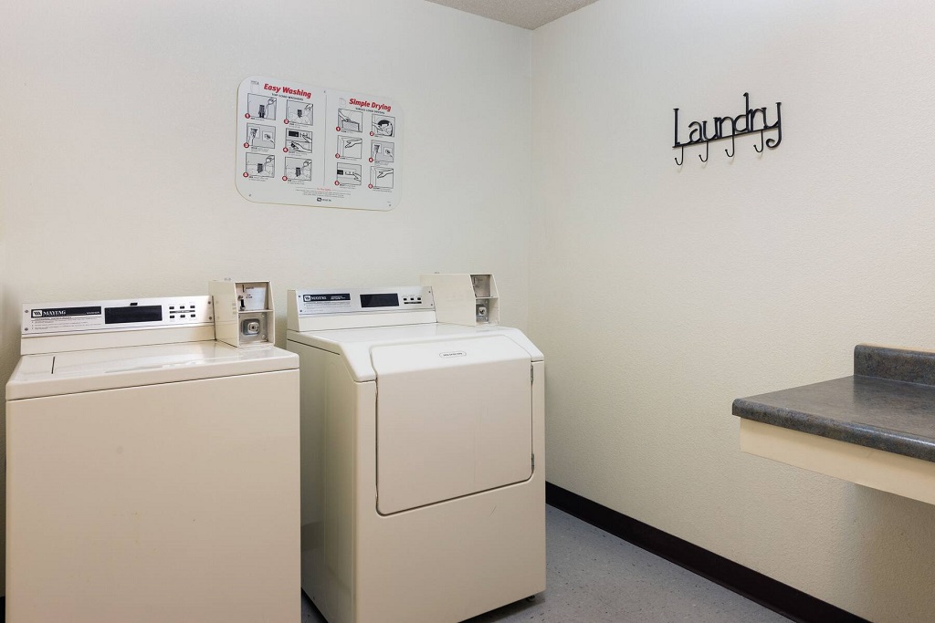 Amerihost inn & Suites Kingdom City - Laundry Area