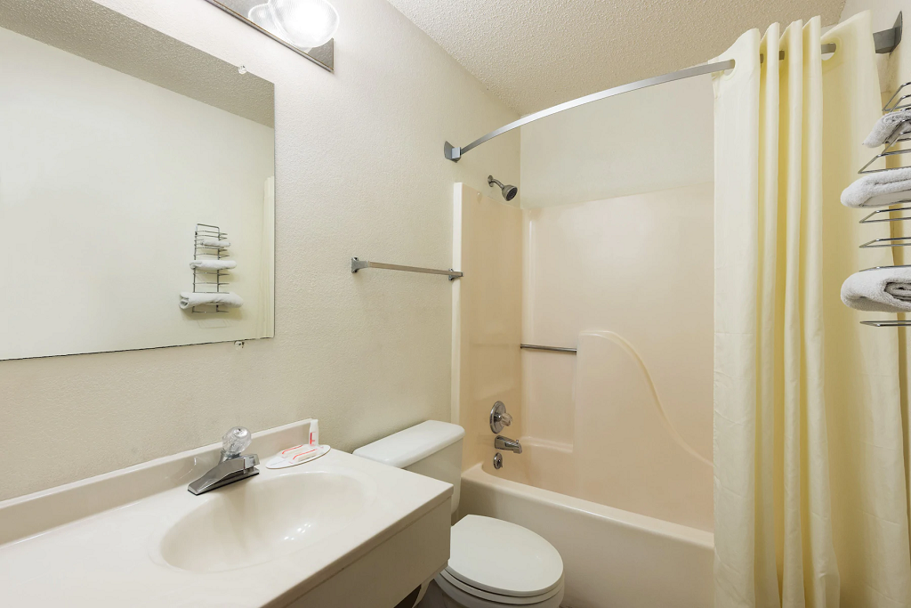 Amerihost inn & Suites Kingdom City - Bathroom