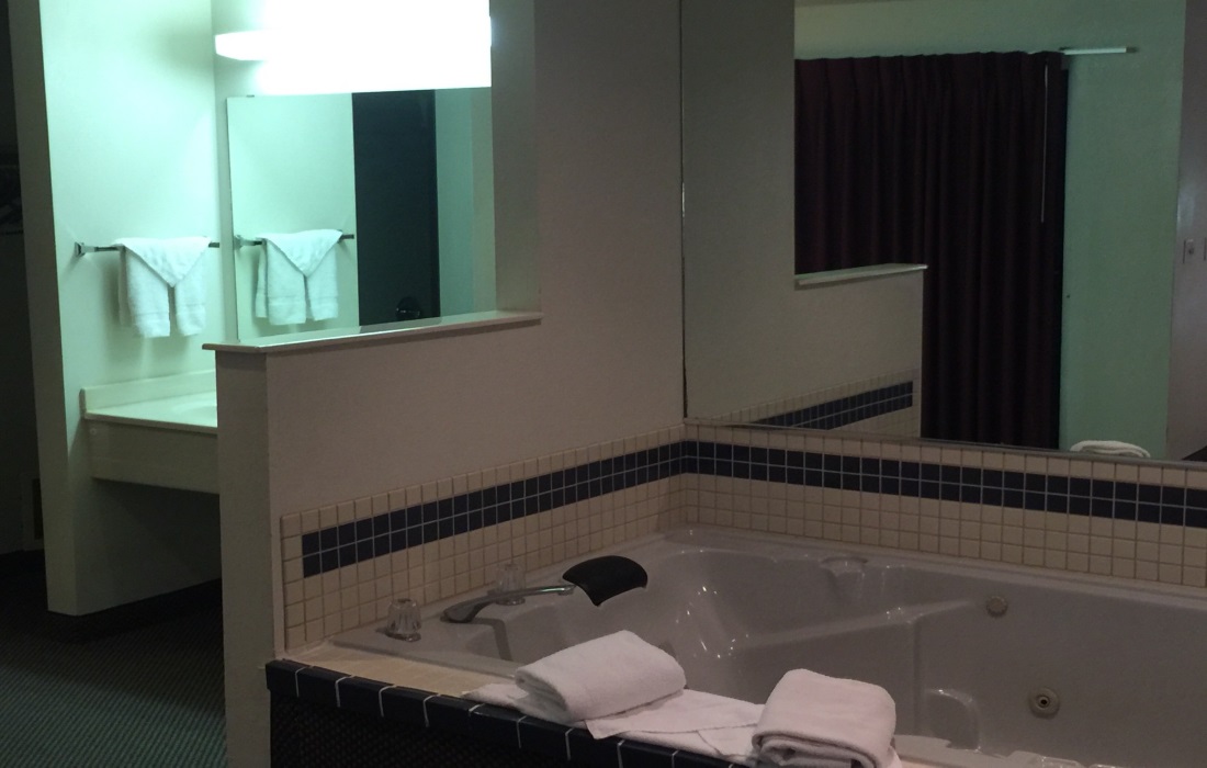 Amerihost Inn & Suites - Room's Bathroom
