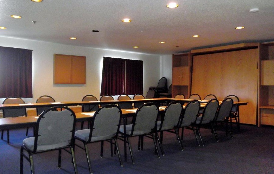 Amerihost Inn & Suites - Meeting Room