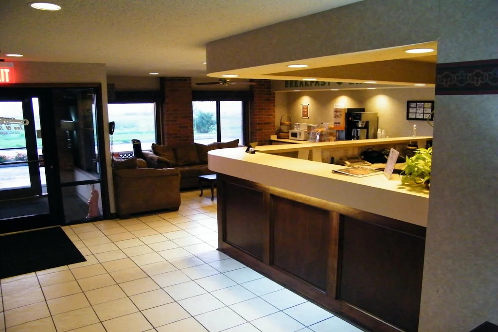 Amerihost Inn & Suites - lobby