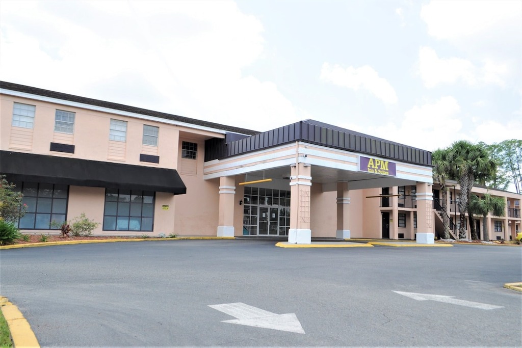 Apm Inn and Suites - Exterior-4