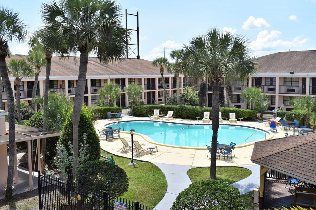 Apm Inn and Suites - Outdoor Pool-3