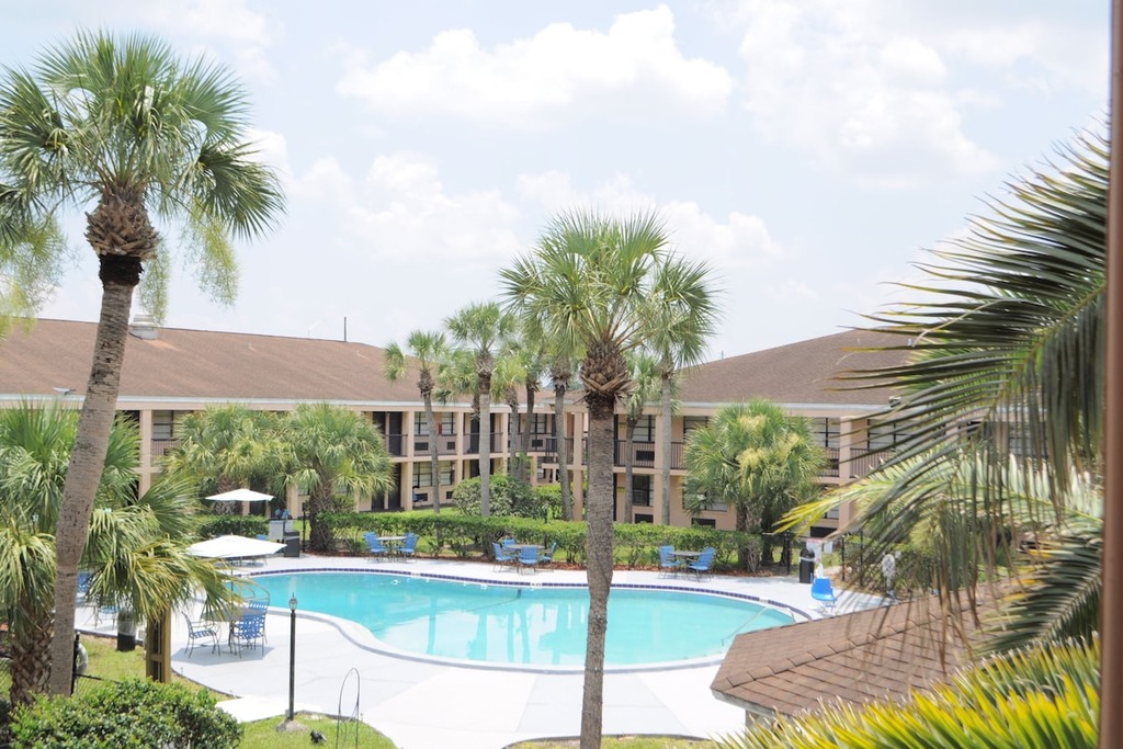 Apm Inn and Suites - Outdoor Pool-2