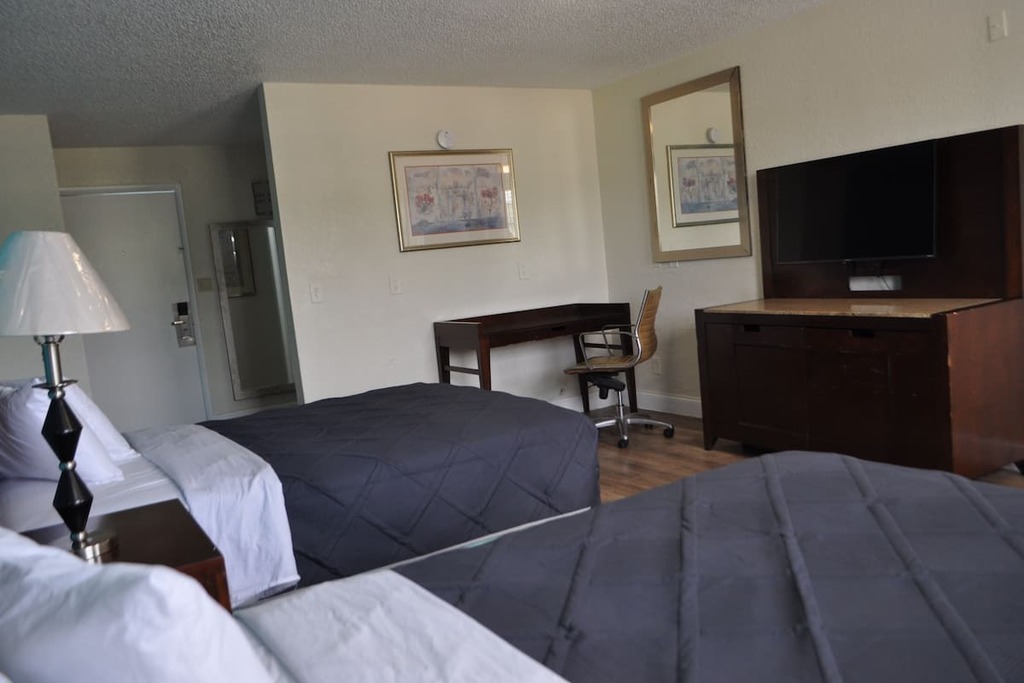 Apm Inn and Suites - Two Double Bedroom-4