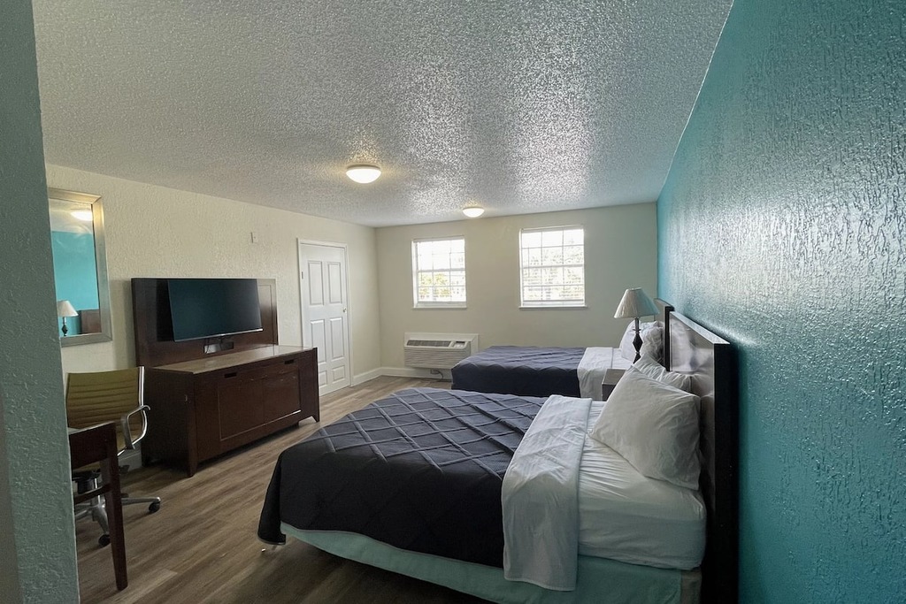 Apm Inn and Suites - Two Double Bedroom-1