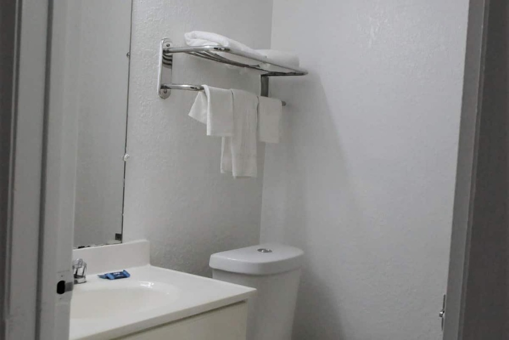 Apm Inn and Suites - Room Bathroom