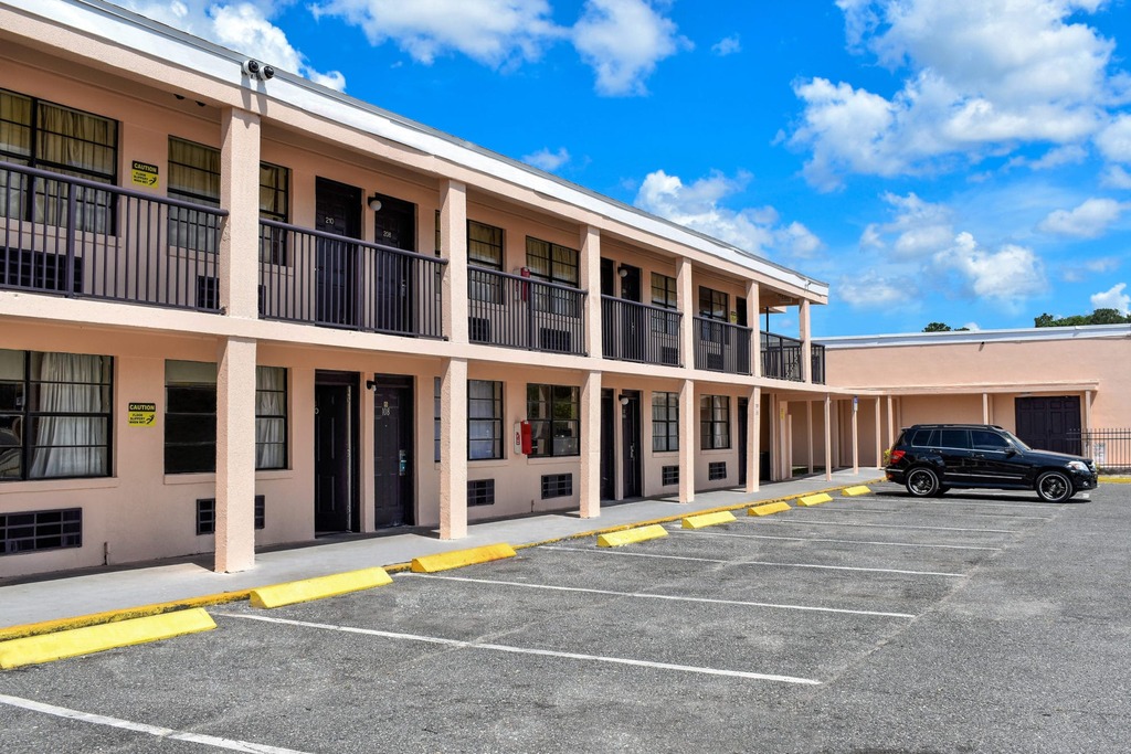 Apm Inn and Suites - Exterior Parking