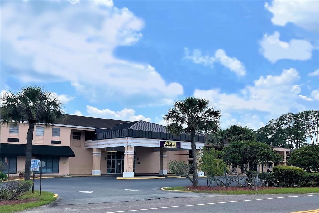Apm Inn and Suites - Exterior-2