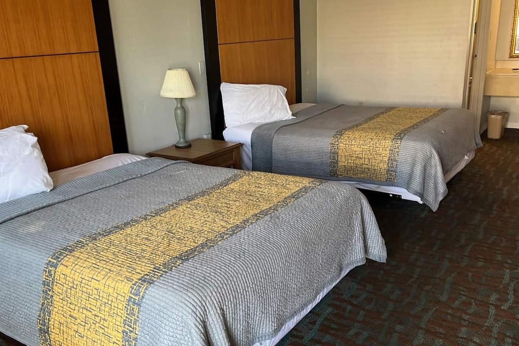 Apm Inn and Suites - Two Double Bedroom-3