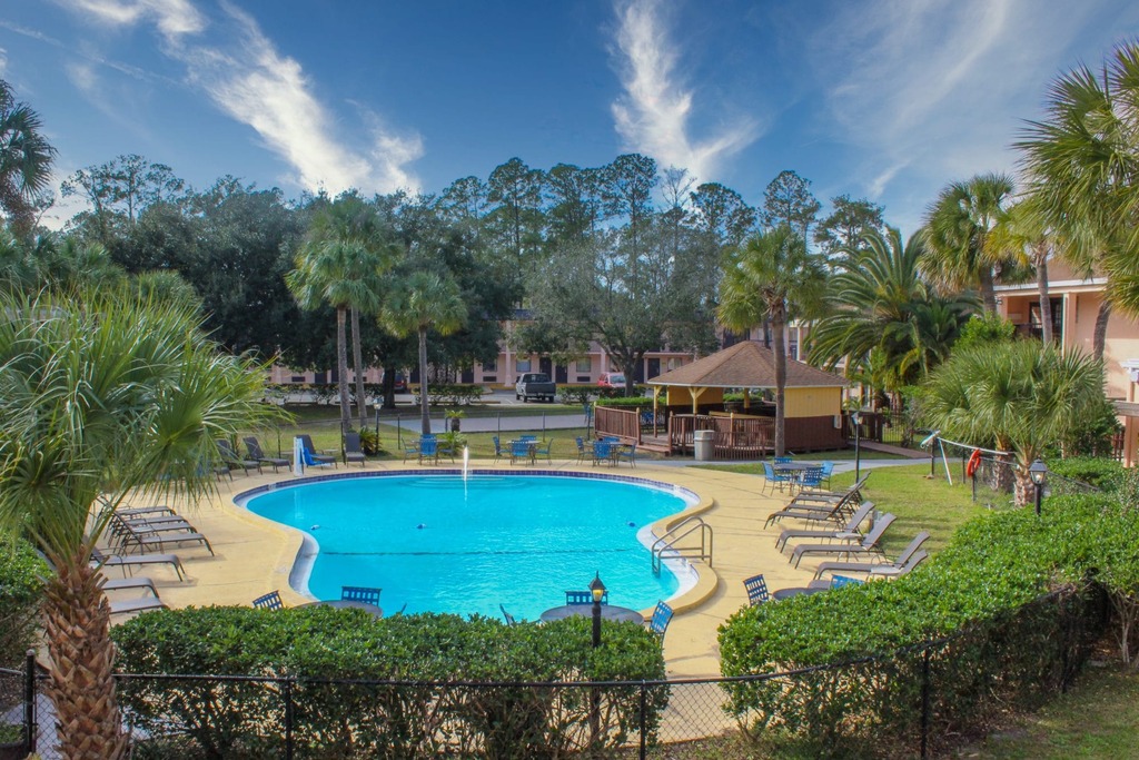 Apm Inn and Suites - Outdoor Pool-4